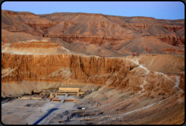 Blick auf das Westgebirge mit der Totenstätte Deir el-Bahari