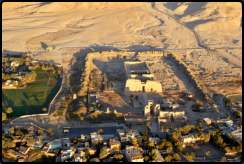 Blick auf den Medinet Habu - Ramses III Tempel