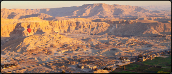 Blick vom Ballon auf das Westgebirge mit der Totenstätte Deir el-Bahari