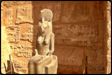 Skulptur der Kriegsgöttin Sechmet im Totentempel von Ramses III