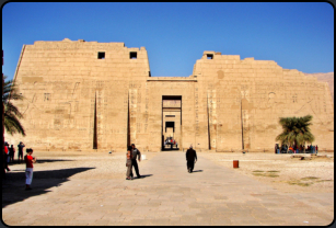 Der erste Pylon des Totentempel von Ramses III