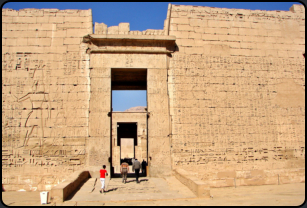 Durchgang im zweiten Pylon des Totentempel von Ramses III