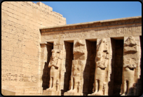 Säulenreihe im zweiten Hof des Totentempel von Ramses III