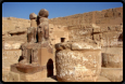 Skulpturen in der Hypostylhalle im Totentempel von Ramses III