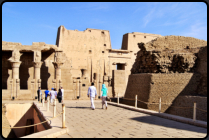 Der Mammisi (Tempel der göttlichen Geburt) im Vorhof des Tempel von Edfu