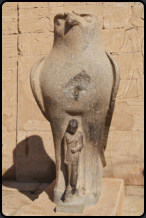 Statue des Horus in Falkengestalt vor dem 1. Pylon