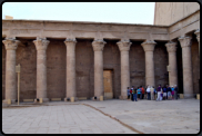 Offener Säulengang (Portikus) im Innenhof im Tempel von Edfu