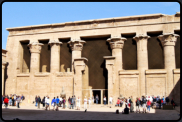 Eingang zur Vorhalle (Pronaos) des Tempel von Edfu