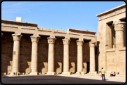 Der Innenhof mit Portikus im Tempel von Edfu