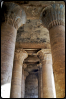 Säulen in der Vorhalle des Tempel von Edfu