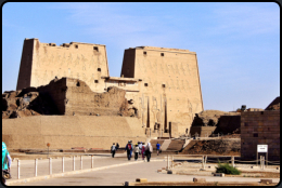 Zugang zum Tempel von Edfu