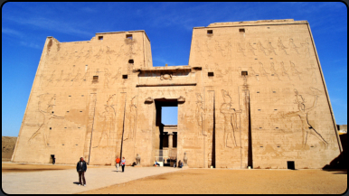 Der 1. Pylon des Tempel von Edfu