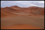 Blick von der Düne direkt am Sossusvlei in die Namib-Wüste