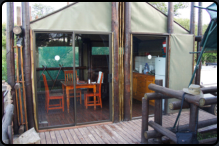 Das Küchen-Zelt mit Glas-Schiebetür zur Terrasse