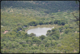 Blick vom View Point an der Mbidi Road zum Tlopi Dam