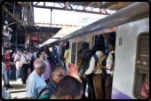 Überfüllter Zug zur Rushhour