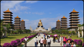 Buddha Memorial Center, Blick zwischen Pagoden zum sitzenden Buddha
