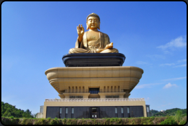 Buddha Memorial Center, Blick vom Museum auf sitzenden Buddha
