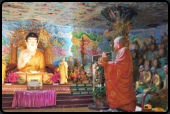 Grotte mit Darstellungen des Buddhismus