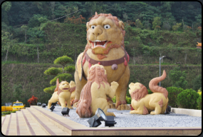Löwen am Eingang zum Buddha Memorial Center