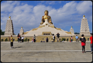 Buddha Memorial Center, Blick auf Museum und sitzenden Buddha