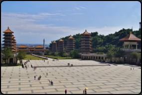 Buddha Memorial Center, Blick vom Museum auf die 8 Pagoden