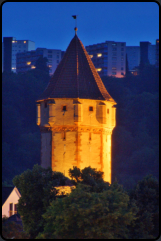 Der "Spitze Turm" bei Nacht