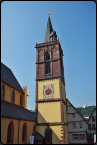 Seitlich versetzter Kirchturm der Stiftskirche