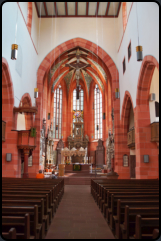 Blick durch das Mittelschiff zum Altar