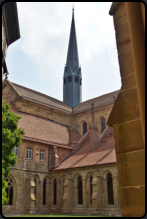 Blick aus dem Brunnenhaus zur Klosterkirche