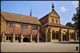 Blick auf den Arkadengang und die Klosterkirche