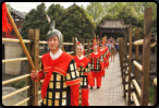 Historisch gekleidete Gruppe auf dem Weg zum Qingming water releasing festival