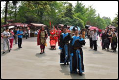 Historisch gekleidete Gruppe auf dem Weg zum Qingming water releasing festival