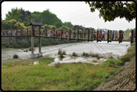 Hängebrücke über den Rückfluss vom Flaschenhals zum Minjiang-River