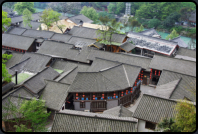 Blick auf die Dächer von Dujiangyan