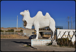 Kamelstatue an der Zufahrtstraße zu den Sanddünen