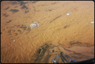 Blick aus dem Flugzeug auf die Sanddünen bei Baotou