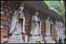 Die drei Worthies von Huayan, in der Mitte Vairocana, der Sonnengleiche, der Herr der unvergänglichen Diamentwelt, begleitet von seinen zwei Bodhisattvas Manjushri (rechts) und Samantabhasdra