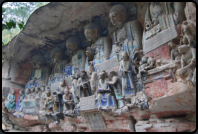 Unter einer Reihe von 7 Buddhas wird die elterliche Güte veranschaulicht