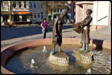 Der Marktbrunnen mit zwei Frauengestalten