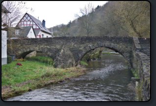 Alte Steinbrücke über den Elzbach