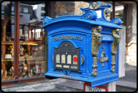 Blauer, historischer Briefkasten der Post
