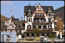 Blick vom Schiff auf das Hotel Krone in Assmannshausen