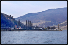 Blick vom Schiff auf den Rhein mit Burg Rheinstein