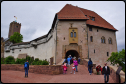 Der Zugang zur Burg mit Torhaus und Ritterhaus