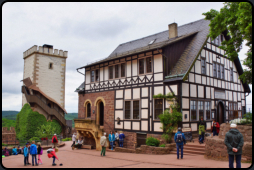 Blick vom zweiten Burghof auf Gadem und Südturm