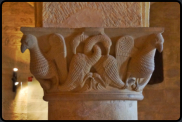 Säule mit Adlerkapitell im Rittersaal