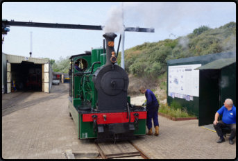 Wasser wird aufgefüllt bei der historischen Dampflokomotive