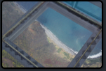 Blick durch den Glasboden des Aussichtspunktes Cabo Girao nach unten