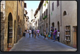 Blick vom Stadtor in die "Via San Giovanni"